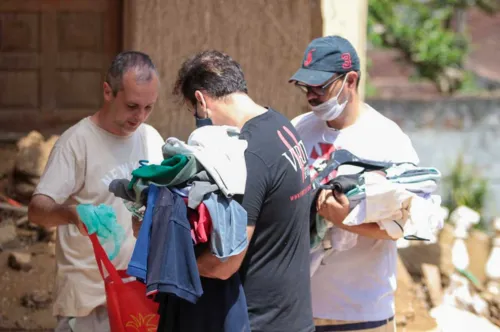 Ajuda vêm da própria população e das igrejas.