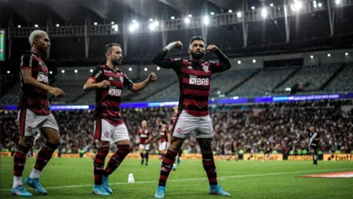 Gabigol (detalhe) marca para o Flamengo diante do rival Vasco.