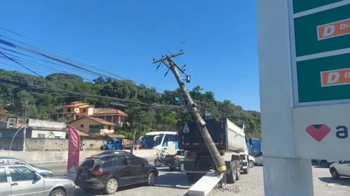 Poste ficou escorado no caminhão que o derrubou