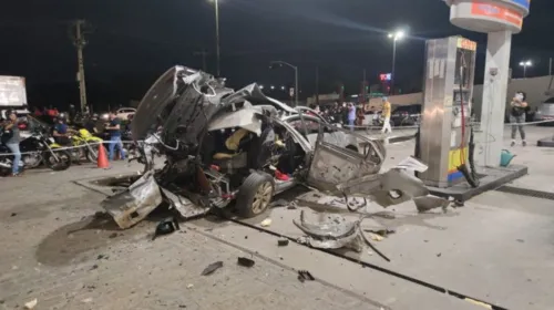 Veículo ficou destruído com a explosão do cilindro de gás.