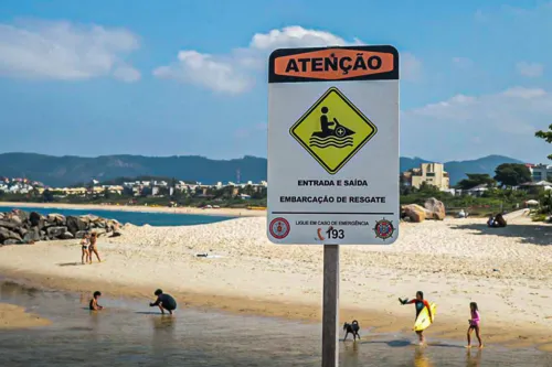 A placa ressalta que somente é permitida entrada e saída de embarcações de resgate.