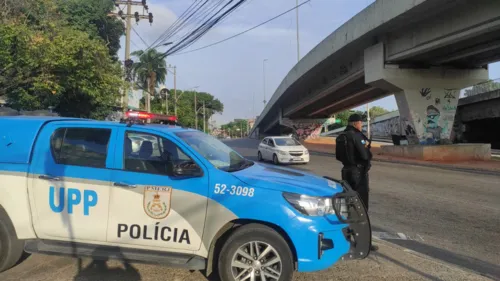 A PM permanece no conjunto de favelas