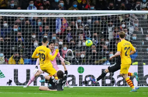 Ferran Torres marcou o terceiro e mais bonito gol da goleada do Barcelona sobre o Real