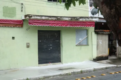 Estabelecimento segue fechado. Há marca de sangue na frente da loja.