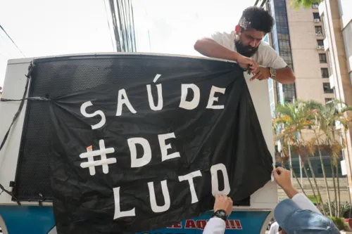 Manifestantes protestaram em frente à Prefeitura de Niterói