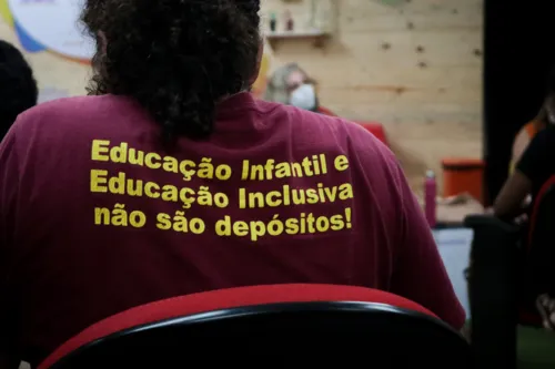 Alunos com necessidades educativas especiais não estão recebendo aulas.