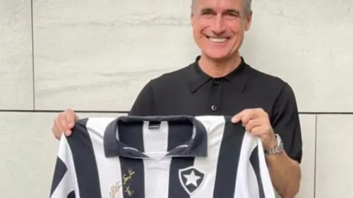 Luis Castro postou foto exibindo camisa retrô do Botafogo