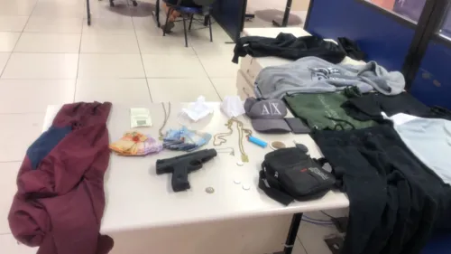 Um simulacro de arma de fogo e pertences de vítimas  estavam com a dupla