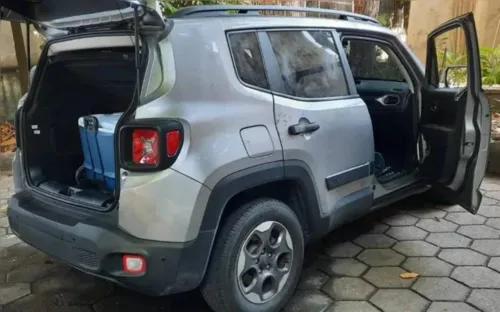 O veículo foi abandonado na Avenida Brasil, na altura de Parada de Lucas.