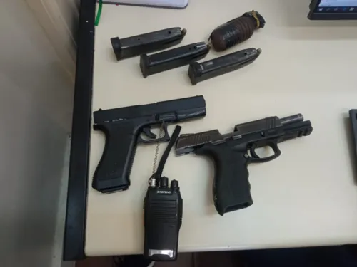 Uma das pistolas apreendidas aparenta ser um simulacro.