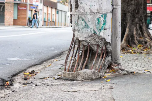 Estrutura danificada preocupa moradores.