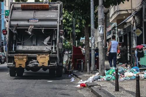 Classe reivindica reajuste de 25% nos salários e tíquete de alimentação, além da conclusão do Plano de Cargos, Carreiras e Salários (PCCS) e implantação do Adicional de Insalubridade para os Agentes de Preparo de Alimentos (APAs).