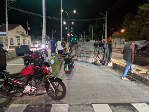 Veículo entrou na seletiva de ônibus e acabou capotando. Apesar do susto, não houve feridos.