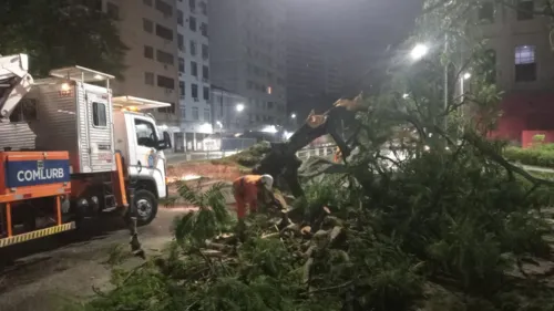 Equipes da CET-Rio, bombeiros e Comlurb foram acionadas. Não há informação de feridos.