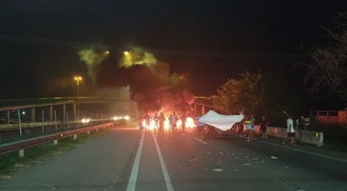 Moradores fecharam a BR-101 na noite desta quarta-feira (30) por conta da morte do pescador.