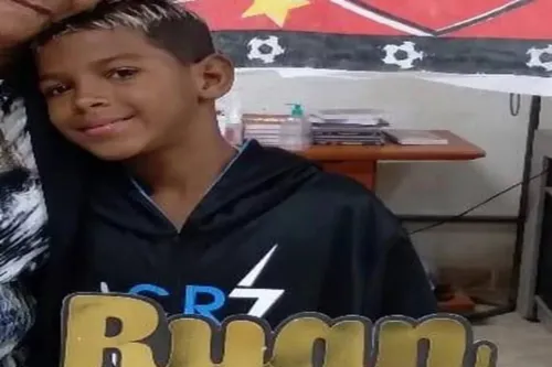 O menino de 9 anos foi atingido por estilhaços quando estava saindo da escola.