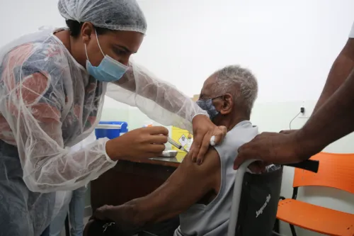 Idosos acima de 80 anos começam a receber quarta dose em Niterói.