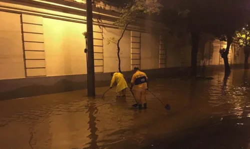 Diversas ruas ficaram submersas devido às fortes chuvas