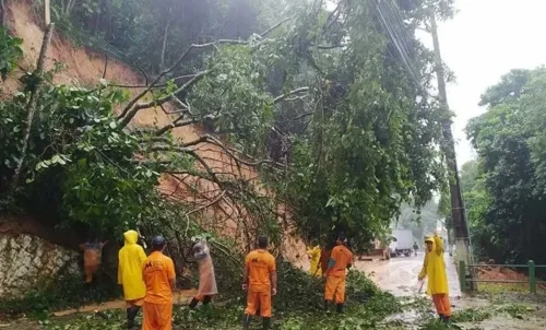 Casos de deslizamentos foram registrados em diversos pontos.