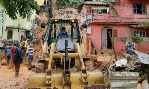 O Corpo de Bombeiros trabalha na região com auxílio de cães farejadores para  ajudar a localizar os desaparecidos.