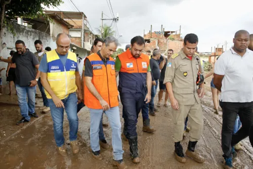 Além dos trabalhos de resgates do Corpo de Bombeiros, Castro determinou a mobilização das secretarias para garantir assistência à população.