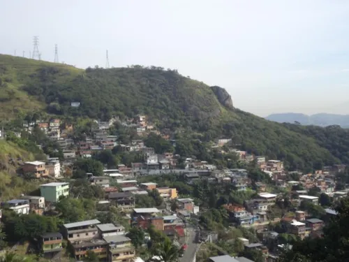 Idosa de 72 anos foi atingida por bala perdida.