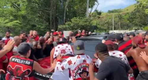 Torcedores organizados paravam os carros e pediam para baixarem os vidros