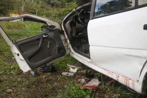 De acordo com informações de cidadãos no local, haviam cinco pessoas no carro