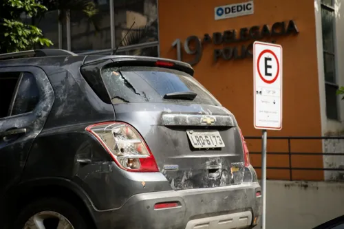 Durante a troca de tiros os criminosos abandonaram o veículo