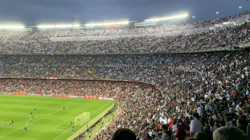 Torcedores alemães invadiram o Camp Nou para apoiar o Frankfurt