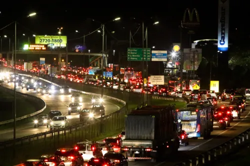 Trânsito na BR-101 apresentou congestionamento.