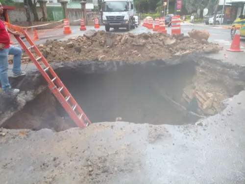 Durante os reparos, o trânsito ficou congestionado no local