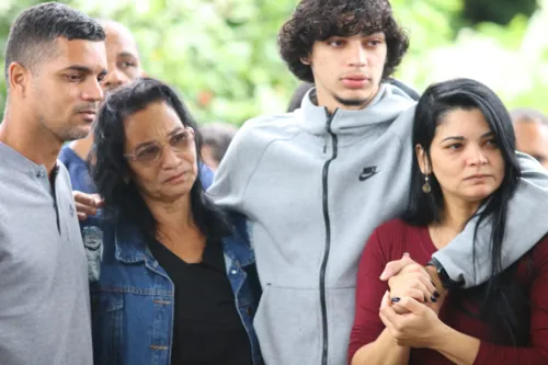 Matheus estava abraçado com familiares