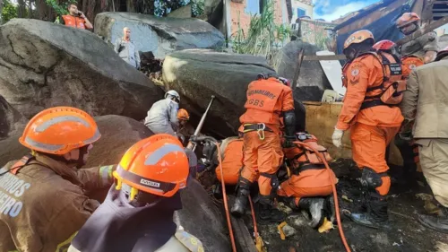 Bombeiros estimam que a pedra tenha o peso de uma tonelada