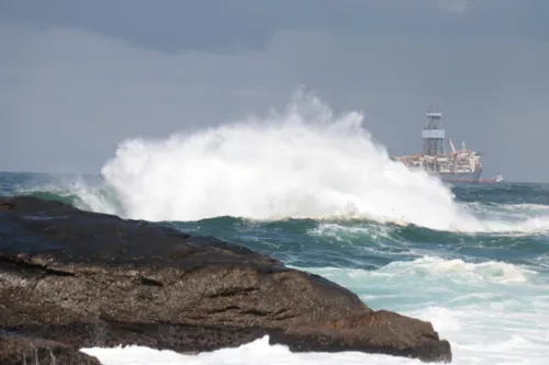 Altas ondas foram registradas na praia de Itacoatiara na manhã deste sábado (16)