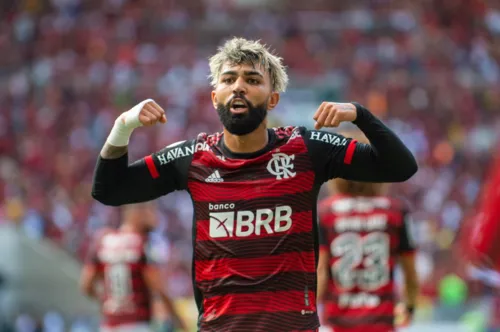 Gabriel Barbosa marcou o primeiro gol da partida após assistência de Lázaro