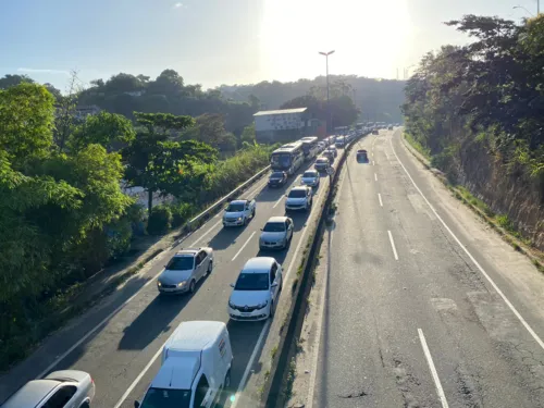 Na RJ-104, o engarrafamento é registrado desde a altura do bairro Baldeador, no sentido Niterói