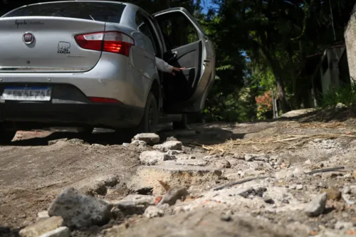 Carros de aplicativo não conseguem acessar a rua