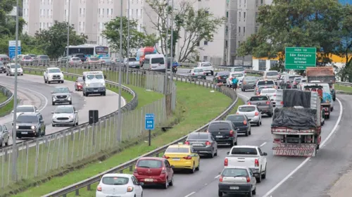 Na BR-101, o congestionamento inicia desde a altura de Neves, em São Gonçalo, até a Avenida Contorno.