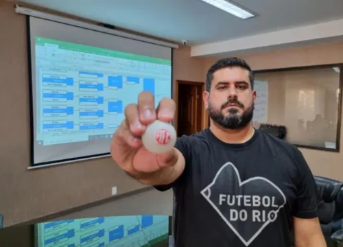 Raphael Morgado, membro do Departamento de Competições da FERJ, realizou o sorteio