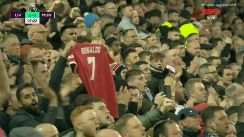 Camisa do United, com nome de CR7, foi vista no meio da torcida do Liverpool