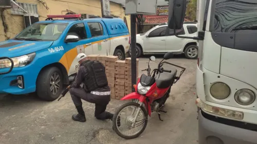 A Polícia Militar resgatou o caminhão com cargas e uma motocicleta que também estava no baú, logo após o crime