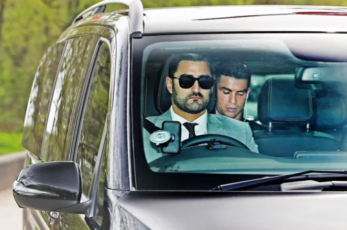 Cristiano Ronaldo foi flagrado entrando no CT de Carrington para treinamento do Manchester United