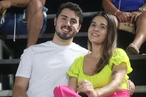 Casal assiste pela primeira vez desfiles de Niterói.