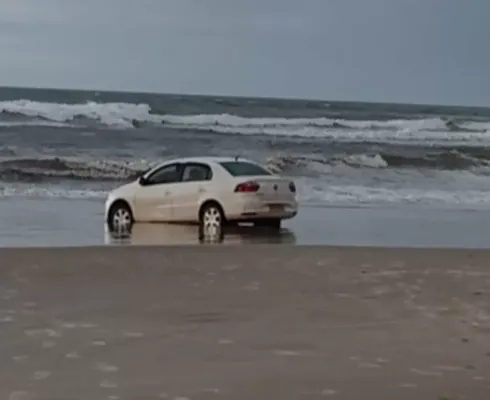 Veículo foi abandonado em uma praia da cidade de Torres.