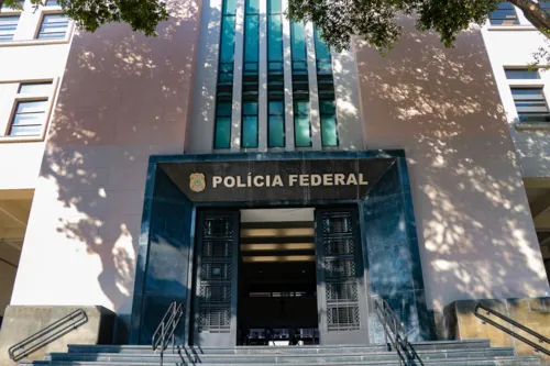 Casal foi levado para a Superintendência Regional da PF no Rio.