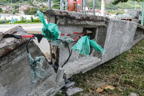 Enel Distribuição Rio informou que o poste  já foi vistoriado por uma equipe técnica da empresa, que isolou os riscos no local