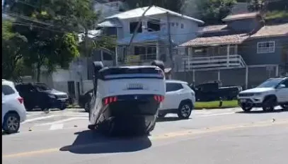 Carro ficou no meio da pista.