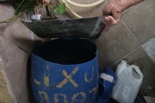 Água da chuva está sendo coletada para suprir algumas necessidades