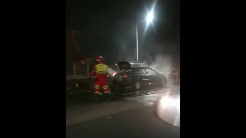 Carro pega fogo na Ponte Rio-Niterói